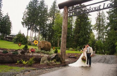 Snohomish Wedding Venue The Lookout Lodge Bride Groom Bridesmaid Groomsmen Woodland Wedding Venue With Mountain Views