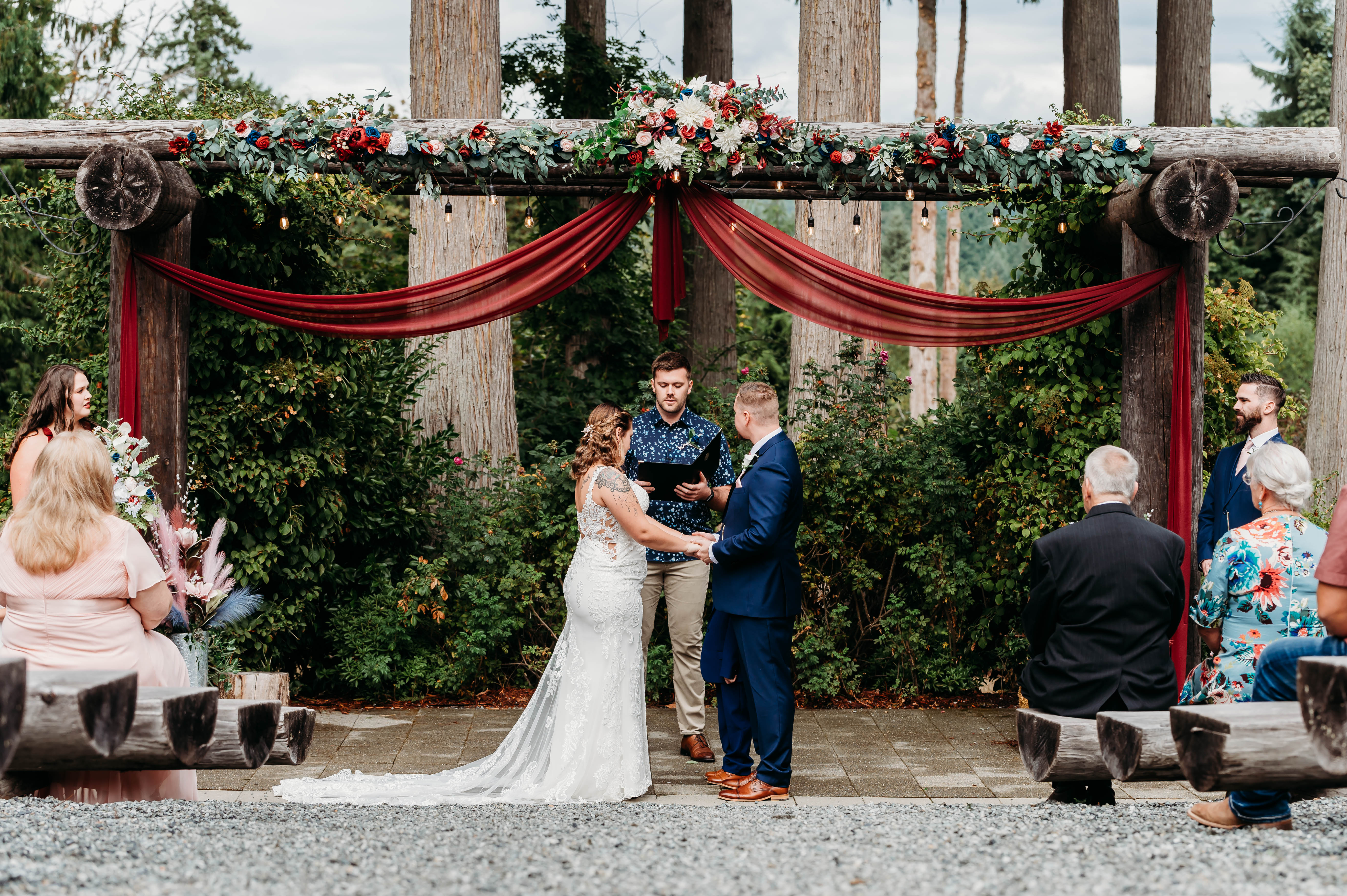 Snohomish Wedding At The Lookout Lodge By Candance Marie Photography With Blue And Red Accents