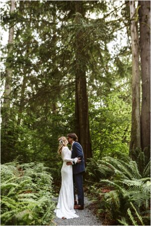 Snohomish Wedding Venue The Lookout Lodge Bride Groom Bridesmaid Groomsmen Woodland Wedding Venue with Mountain Views