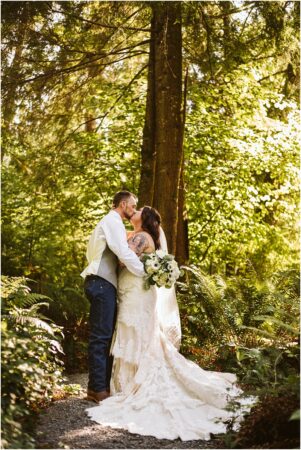 Snohomish Wedding Venue The Lookout Lodge Bride Groom Bridesmaid Groomsmen Woodland Wedding Venue with Mountain Views