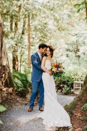 Snohomish Wedding Venue The Lookout Lodge Bride Groom Bridesmaid Groomsmen Woodland Wedding Venue with Mountain Views